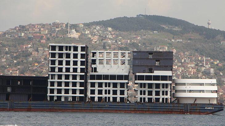 İstanbul Boğazı’ndan ‘apartman’ geçti