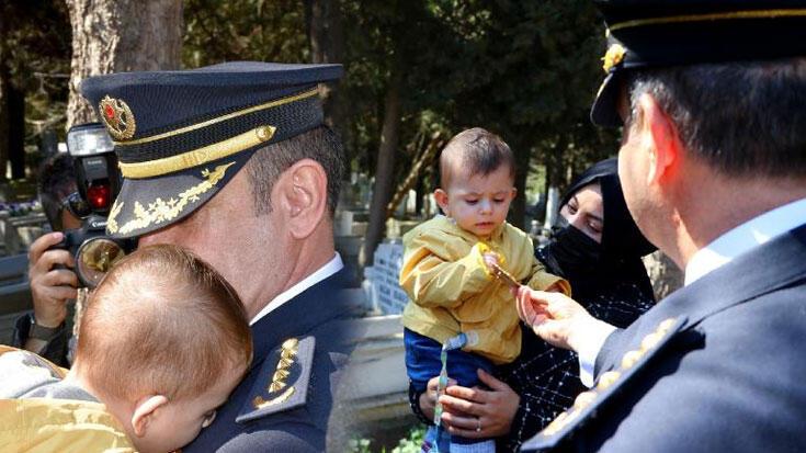 Emniyet müdürü, şehit oğlu Yağız’a kucağındayken öptüğü rozetini verdi