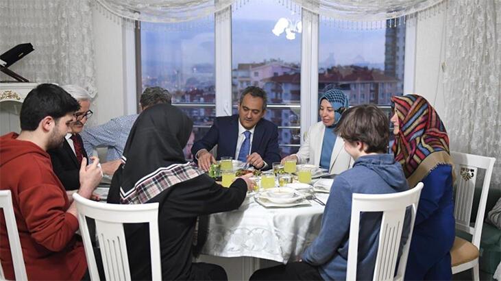 Bakan Özer ve eşi, öğretmen çiftin iftar sofrasına konuk oldu