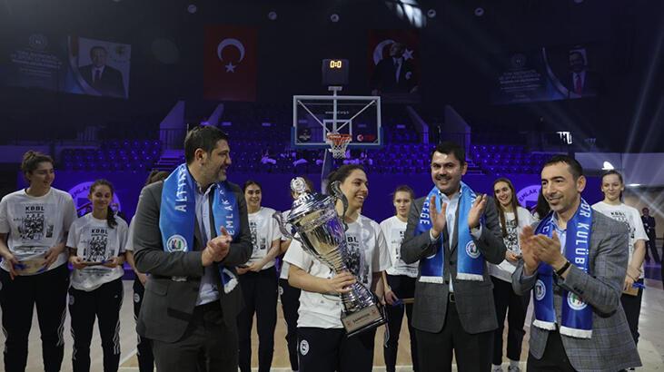 Kadınlar Basketbol Süper Ligi’ne yükselen Emlak Konut Spor Kulübü kupasını Bakan Kurum’dan aldı