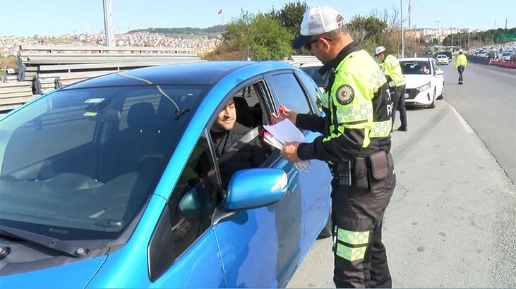 Polis sürücülere trafik kuralları hakkında broşür dağıttı