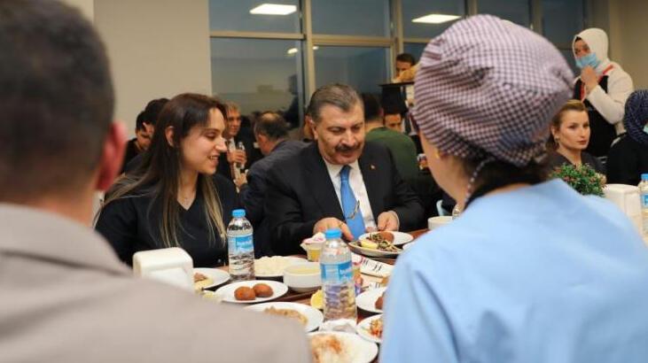 Bakan Koca, sağlık çalışanlarıyla iftar yaptı