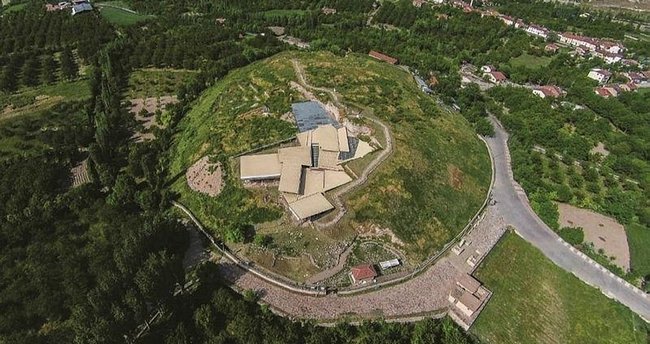 Malatya’da yaklaşık 7 bin yıllık geçmişe sahip! Arslantepe Höyüğü’nde belgesel çekimleri yapıldı