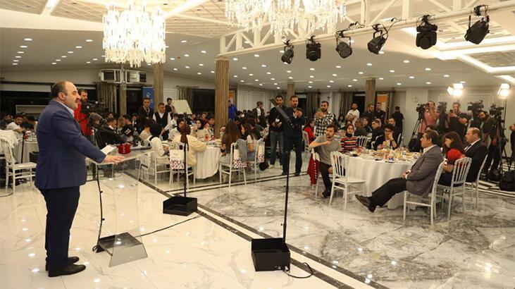 Bakan Varank Esenler’de gençlerle iftar yaptı