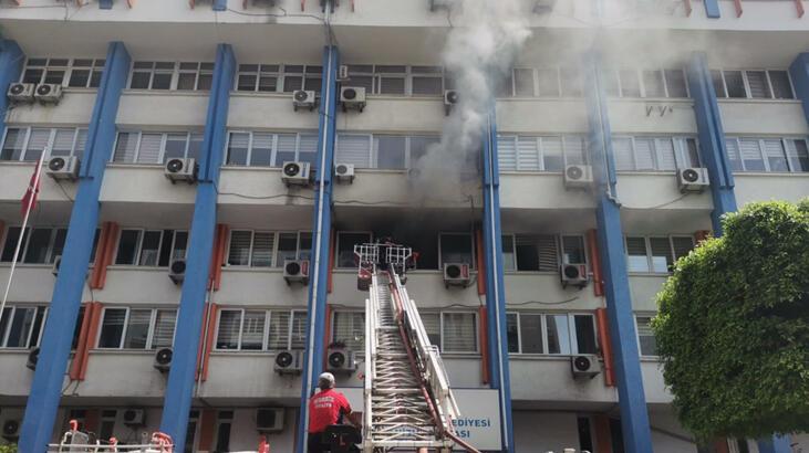 Mersin Büyükşehir Belediyesi ek hizmet binasındaki yangın söndürüldü