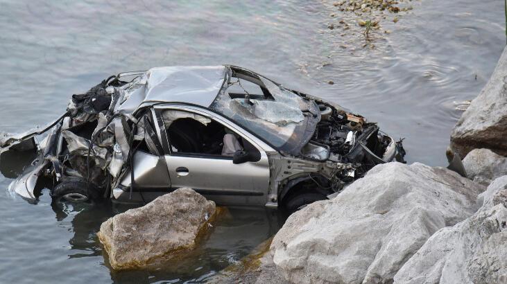 Kontrolden çıkan otomobil Eğirdir Gölü’ne uçtu: 2 yaralı