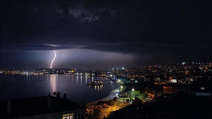 İstanbul’da şimşekler geceyi aydınlattı