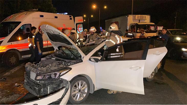 Feci kaza! TEM Otoyolu’nda otomobil kamyona çarptı