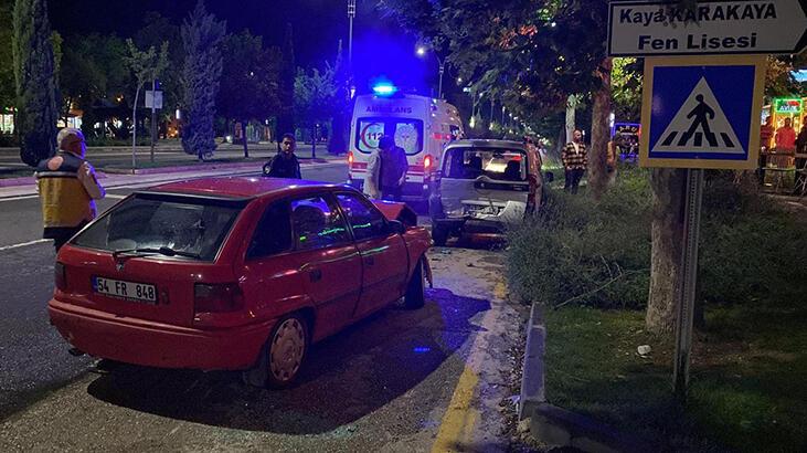 Elazığ’da otomobil park halindeki ticari araca çarptı: 1 yaralı