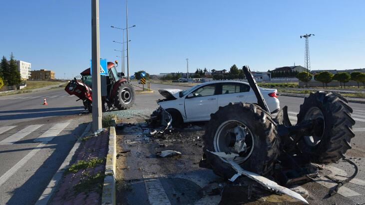 Ortalık savaş alanına döndü! Otomobilin çarptığı traktör iki parçaya bölündü