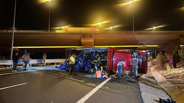 Pendik’te üzüm yüklü kamyon devrildi: 2 yaralı var