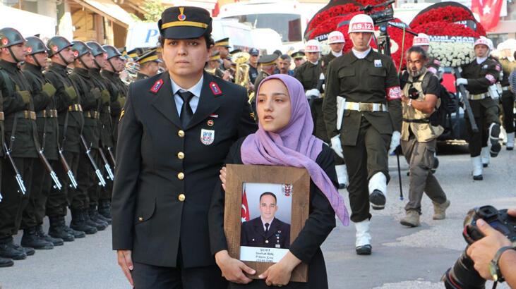 Şehit Uzman Çavuş son yolculuğuna uğurlandı! Kardeşi ağabeyinin fotoğrafını taşıdı