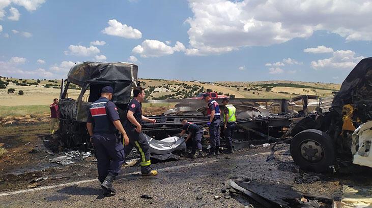 TIR ile kamyonet çarpıştı: 3 ölü, 1 yaralı