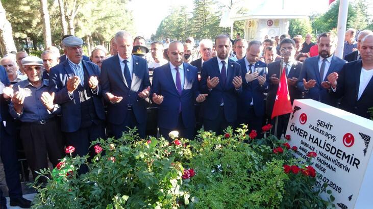 Şehit Ömer Halisdemir kabri başında anıldı