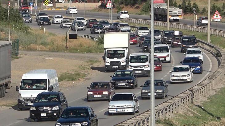 43 ilin geçiş güzergahında trafik yoğunluğu: Tatilciler dönüş yoluna geçti