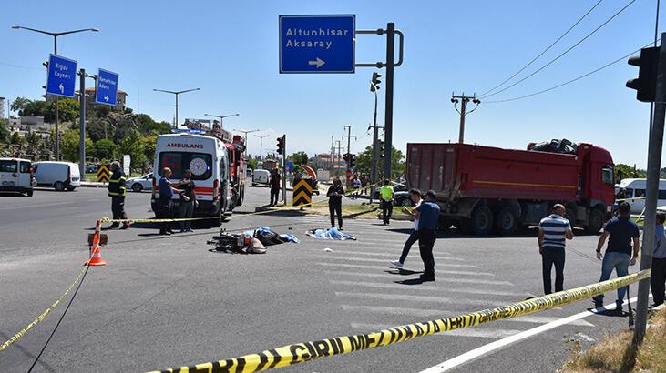 Kamyon çarpan motosikletteki çift öldü