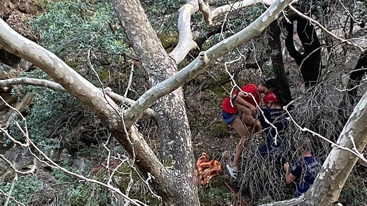 Uçurumda mahsur kalan gencin yardımına itfaiye koştu