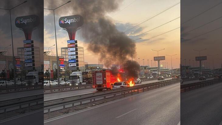 Seyir halindeyken yanmaya başlayan otomobil kullanılmaz hale geldi