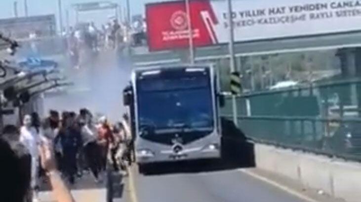 Üsküdar’da metrobüsten dumanlar yükseldi, yolcular tahliye edildi