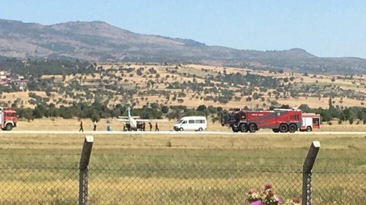 Uşak’ta piste iniş yapmak isteyen eğitim uçağın ön tekeri koptu