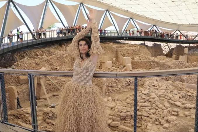 Ünlü Model Duygu Çakmak Göbeklitepe’de Moda Çekimi Yaptı