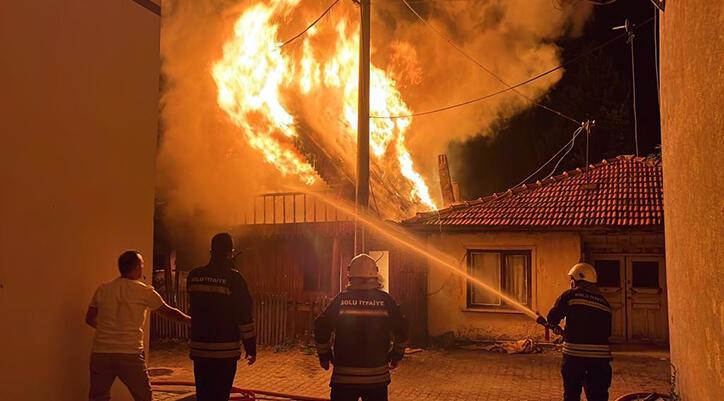 Bolu’da ahşap ev alev alev yandı