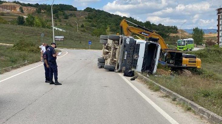 İzmit’te TIR devrildi, şoför yaralı