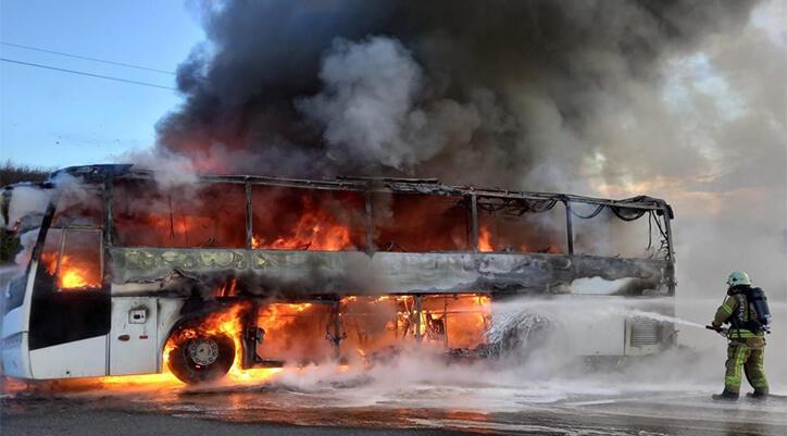 Silivri’de korku dolu anlar! Seyir halindeki otobüs alev alev yandı