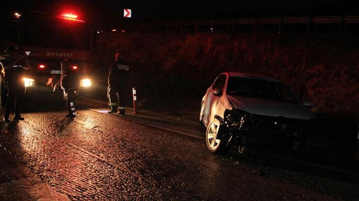 Yağışlı havada kontrolden çıkan otomobil bariyerlere çarptı