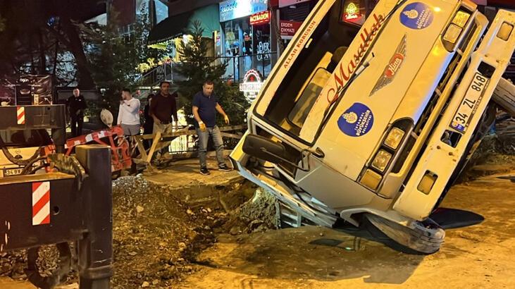 İSKİ çalışmasında kamyonet çukura düştü