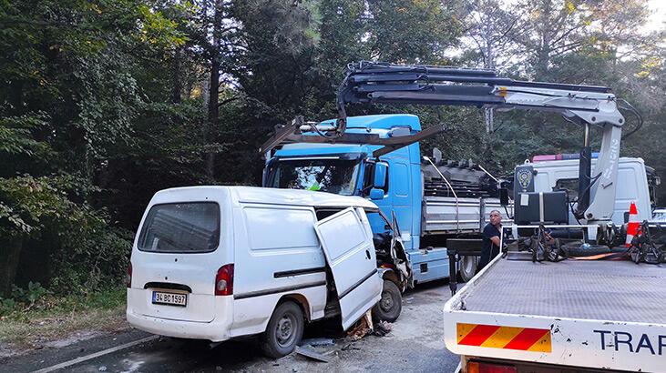 Sarıyer’de minibüs ile TIR çarpıştı: 2 ağır yaralı