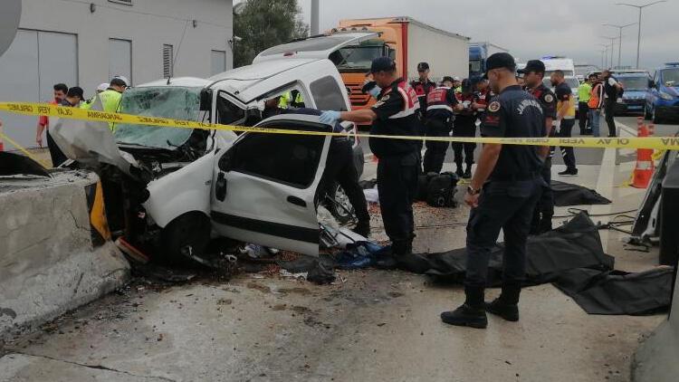 Bolu’da feci kaza hafif ticari araç bariyerlerine ok gibi saplandı! 3 ölü, 1 yaralı