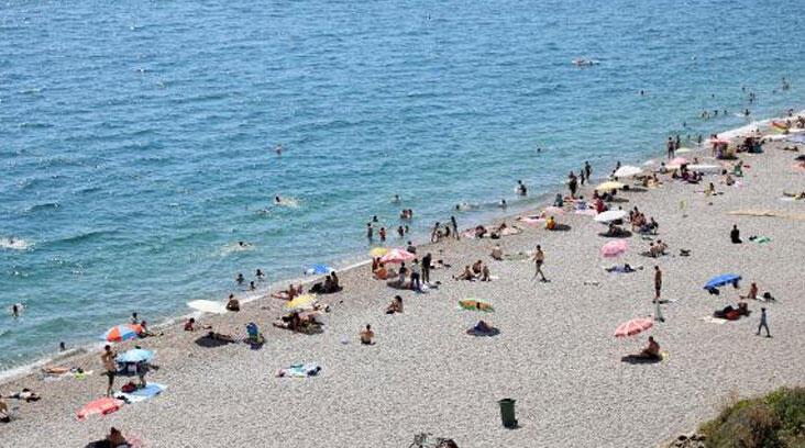 Antalya’da Konyaaltı sahilinde yoğunluk