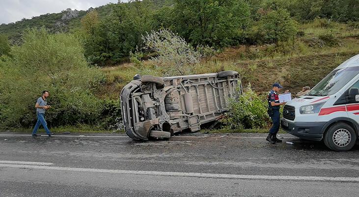 Fabrika işçilerini taşıyan minibüs kaza yaptı! Yaralılar var