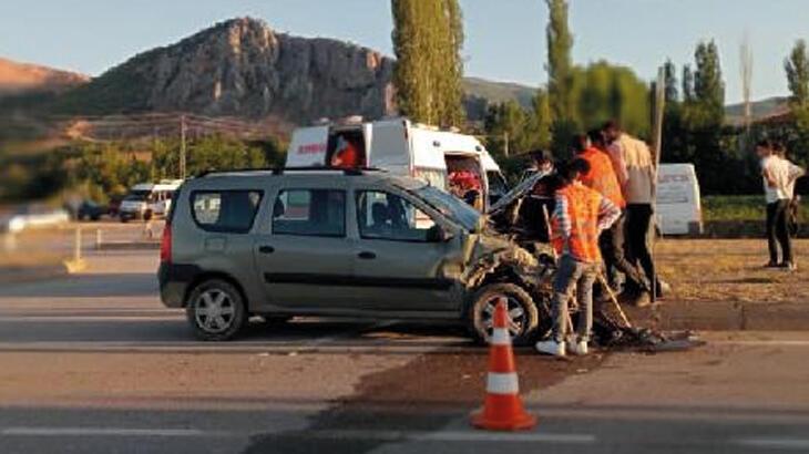 Tokat’ta öğrenci servisi ile hafif ticari araç çarpıştı: 13 yaralı