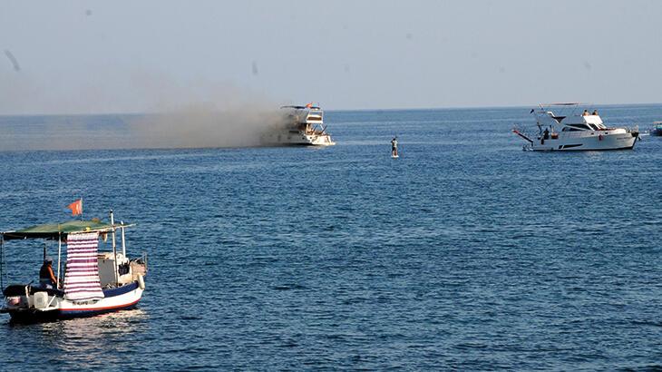 Antalya’da lüks yat denizde yandı