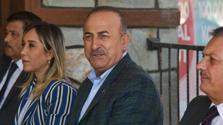 Bakan Çavuşoğlu, Manavgat yangınında en çok zarar gören mahalleyi ziyaret etti