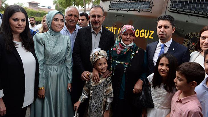 Şehit polisin oğlu sünnet törenine babasının adını verildiği zırhlı araçla geldi