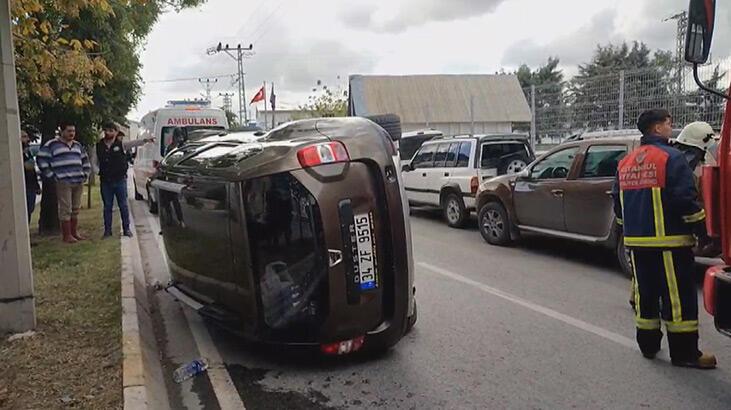 Direksiyon hakimiyetini kaybeden sürücü park halindeki araçlara çarptı