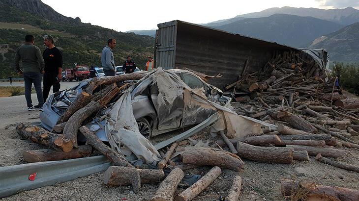 Odun yüklü TIR kaymakamın makam aracına çarptı, koruma polisi yaralandı