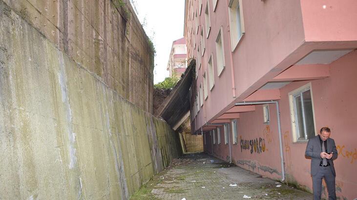 İstinat duvarı apartmanın üzerine devrildi, bina boşaltıldı