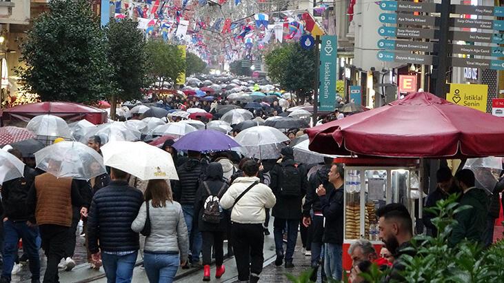 Taksim’de sağanak yağmur vatandaşlara zor anlar yaşattı