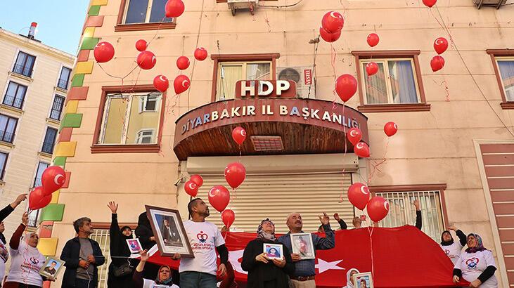 Evlat nöbetindeki aileler, ‘Yaşasın Cumhuriyet’ sloganıyla Türk bayraklı balonları gökyüzüne saldı