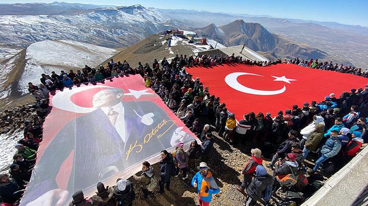 Kar altındaki Palandöken’in zirvesine ‘Cumhuriyet’ tırmanışı