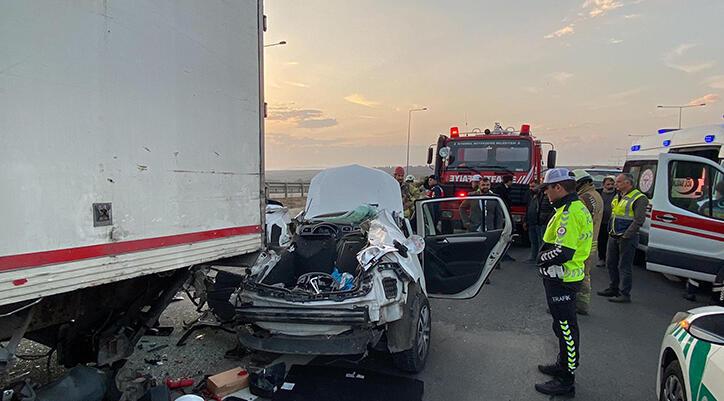 Seyir halindeki kamyona arkadan çarpan araçtaki 2 kişi yaşamını yitirdi