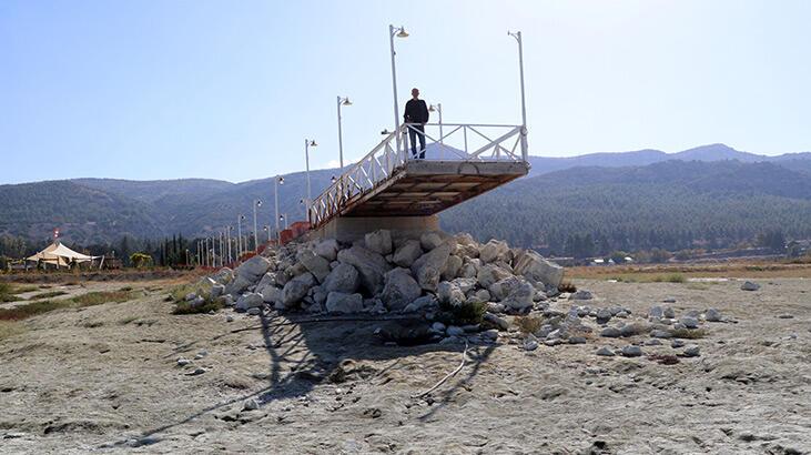 Çekilme olan Burdur Gölü’nde iskele, 18 metre uzaklaştı