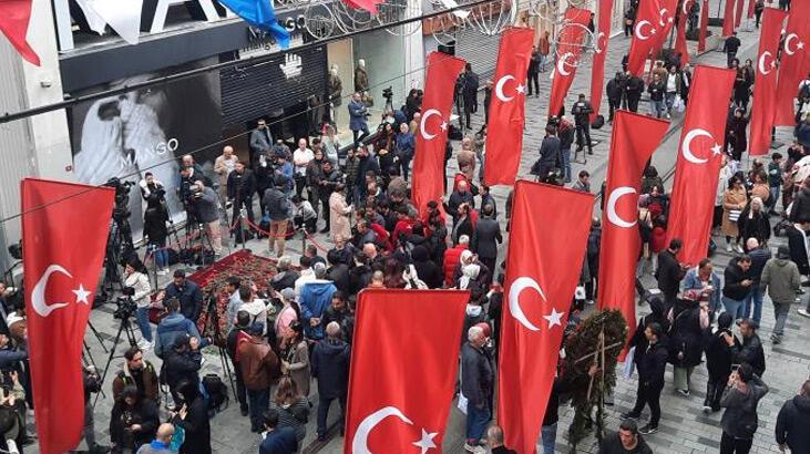 İstiklal Caddesi Türk bayraklarıyla donatıldı