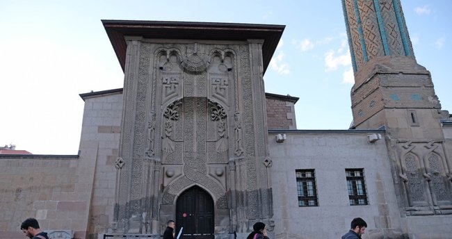 Selçuklu’nun simgelerinden İnce Minareli Medrese’ye ‘restorasyon’ kararı