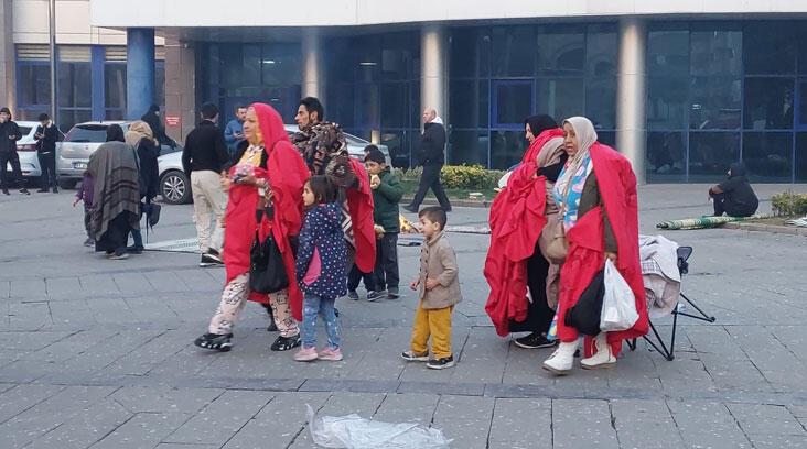 DÜZCE DEPREM HABERLERİ: 5,9 şiddetindeki Düzce depremi son durumu! Binlerce kişi sokağa döküldü