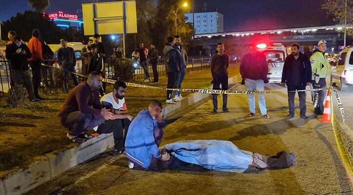 Kaza sonrası yürek yakan görüntü! Hayatını kaybeden ağabeyinin elini bırakmadı